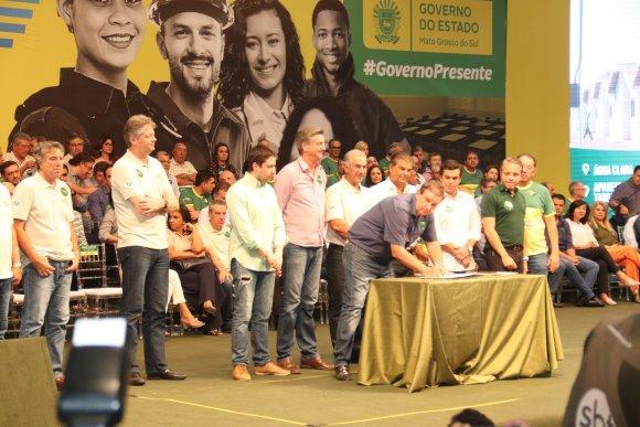 Ao lado de prefeitos e governador, deputado Eduardo Rocha testemunha lançamento de obras para MS