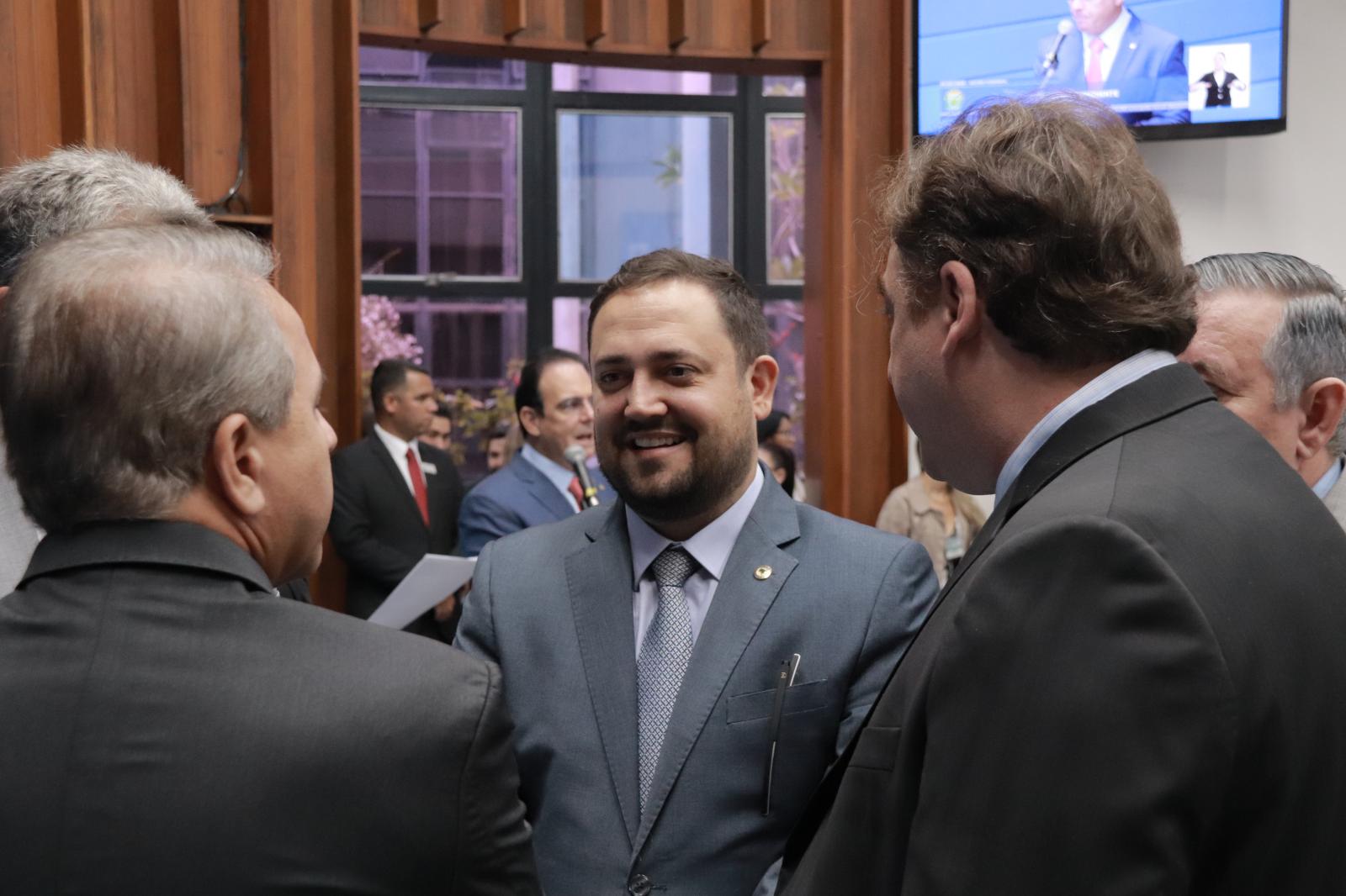 Deputado Marcio Fernandes pede equipamentos diferenciados para Bombeiros