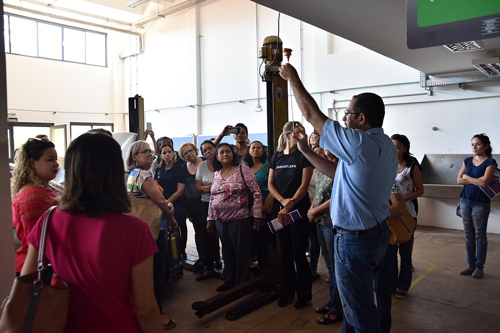 Em curso grátis do Senai, mulheres aprendem sobre mecânica automotiva, elétrica e hidráulica