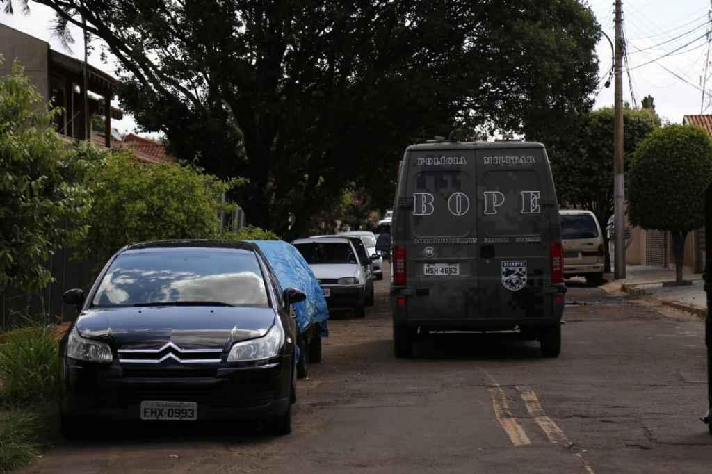 Homem que faz mulher refém é pastor, cortou cabelo dela e postou agressão na internet Homem que faz mulher refém é pastor, cortou cabelo dela e postou agressão na internet