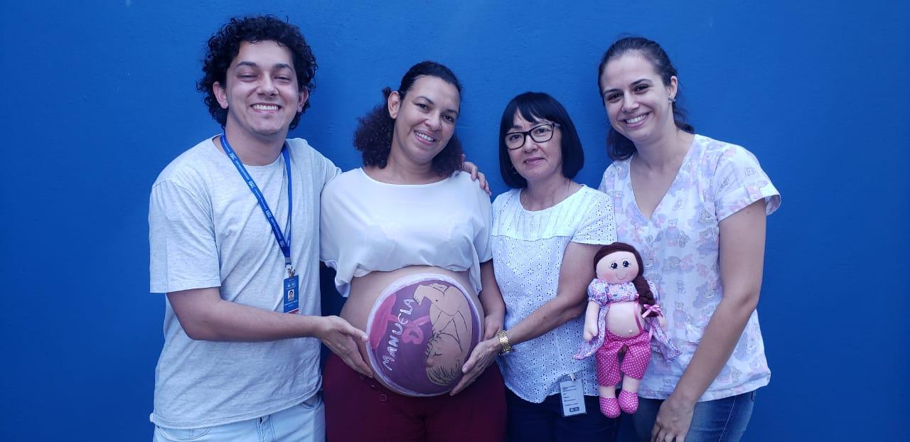 PRÉ-NATAL – Barrigas de gestantes da Unidade de Saúde Interlagos recebem pinturas gestacionais
