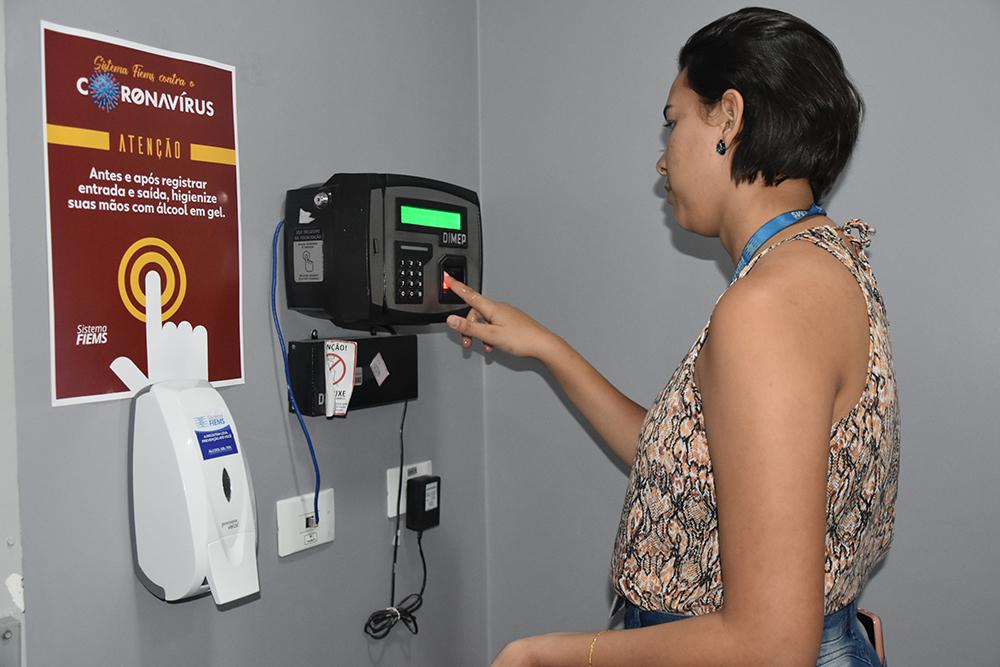 Sistema Fiems instala “dispensers” com álcool em gel em todas as unidades