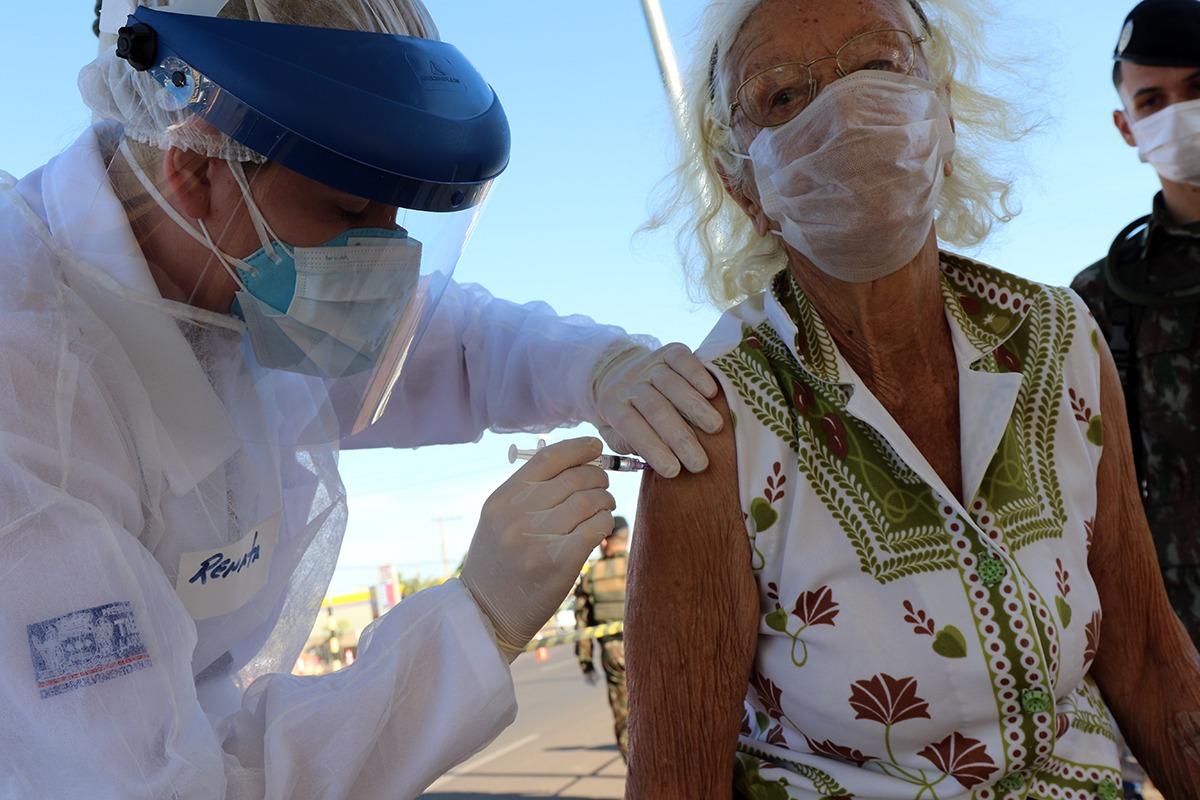 VACINAÇÃO INFLUENZA - Com destaque para a organização e agilidade, cerca de 3 mil pessoas foram imunizadas neste sábado
