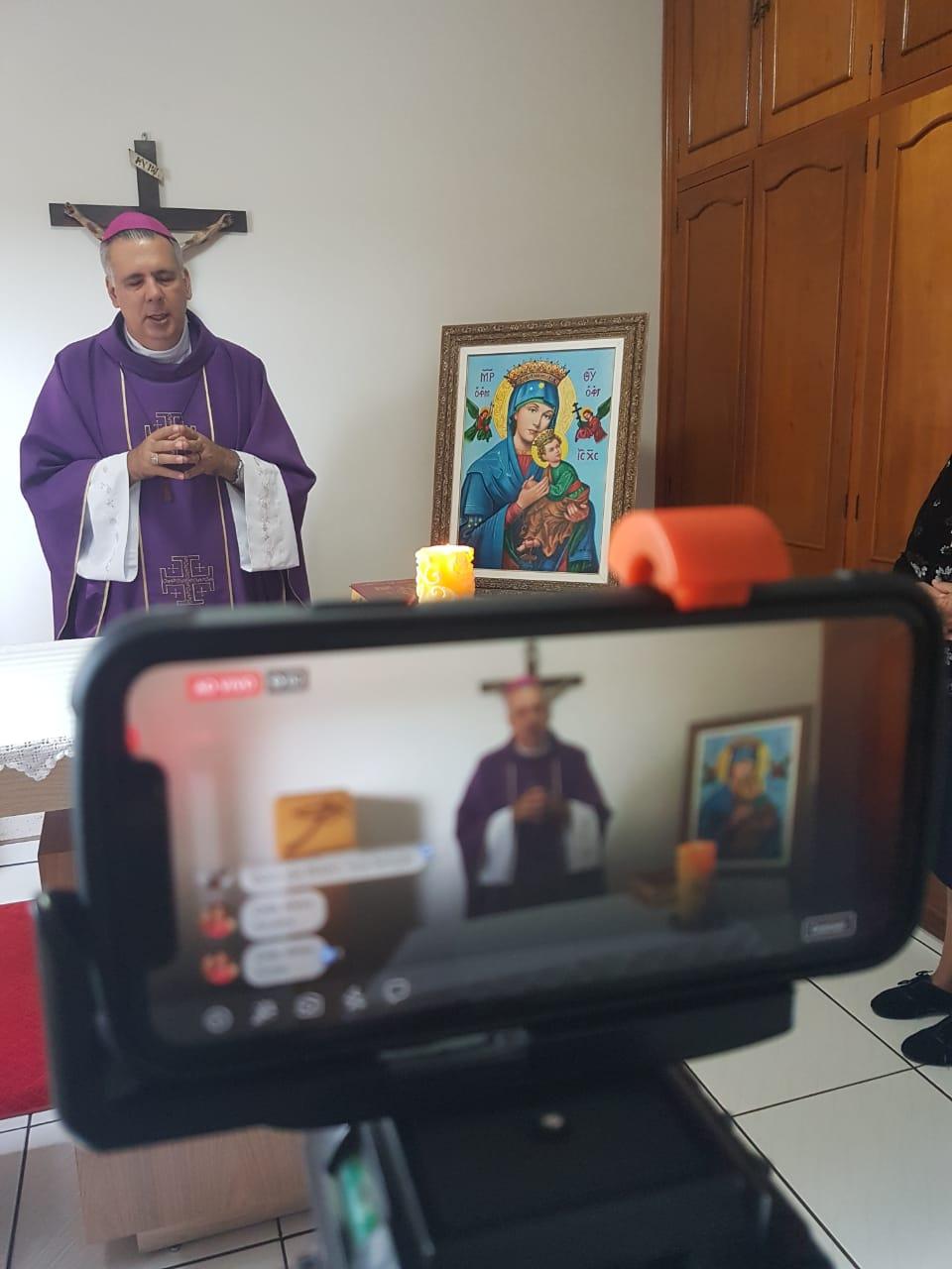 Após Missas virtuais, católicos poderão comungar durante a Semana Santa Após Missas virtuais, católicos poderão comungar durante a Semana Santa
