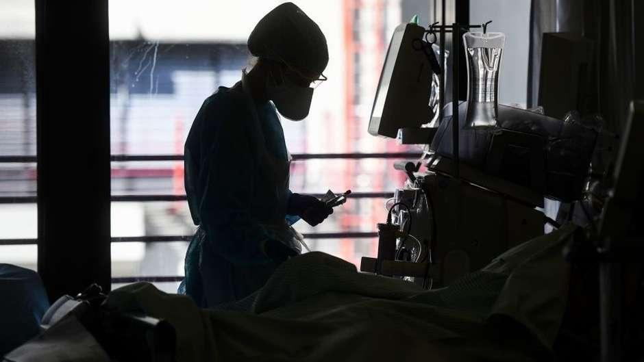 'Desligo os respiradores e os ajudo a morrer em paz': relatos de uma UTI com pacientes de covid-19