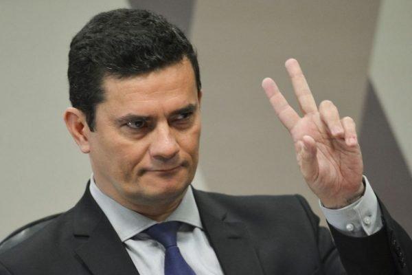 Moro exibe mensagens em que Bolsonaro cobra mudança no comando da PF Moro exibe mensagens em que Bolsonaro cobra mudança no comando da PF