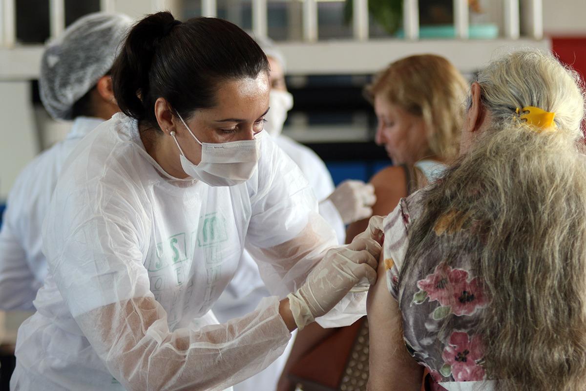 Quase 14 mil pessoas já foram vacinadas contra a Gripe Influenza A em Três Lagoas Quase 14 mil pessoas já foram vacinadas contra a Gripe Influenza A em Três Lagoas