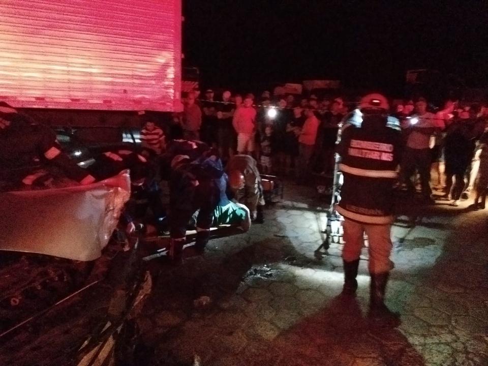 Motorista fica preso nas ferragens em grave acidente perto da ponte do Sucuriú Motorista fica preso nas ferragens em grave acidente perto da ponte do Sucuriú