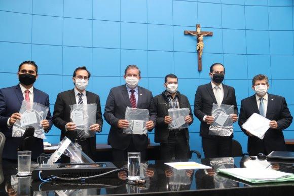 Na presidência, deputado Eduardo Rocha participa da entrega de escudos faciais à ALEMS Na presidência, deputado Eduardo Rocha participa da entrega de escudos faciais à ALEMS