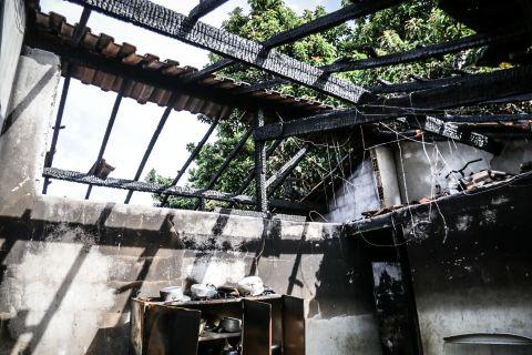 Motoentregador salva mulher de residência em chamas na Capital