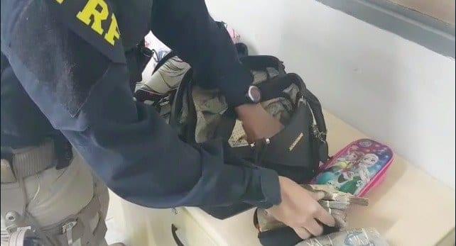 Mulher é detida pela PRF com R$ 81 mil em dinheiro dentro de ônibus na BR-262 Mulher é detida pela PRF com R$ 81 mil em dinheiro dentro de ônibus na BR-262