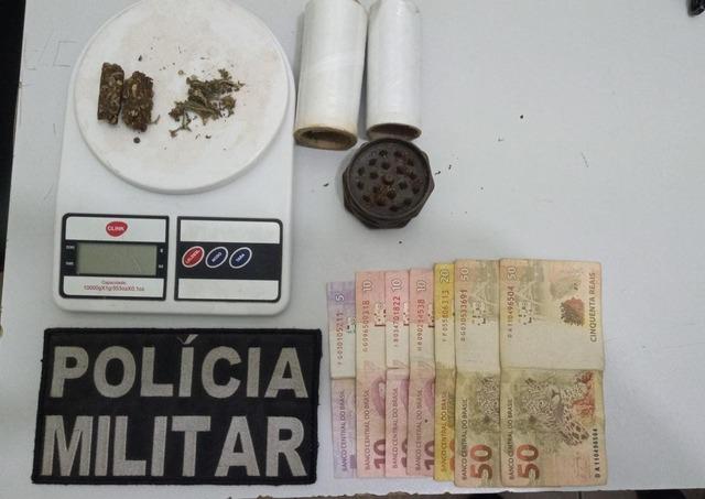 Dupla é presa com drogas em festa clandestina cheia de adolescentes Dupla é presa com drogas em festa clandestina cheia de adolescentes