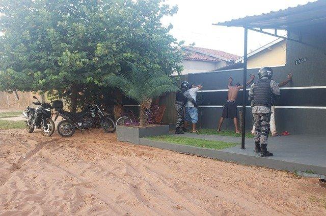 Dupla é presa pelo GETAM por tráfico de drogas no Jardim das Violetas em Três Lagoas (MS)