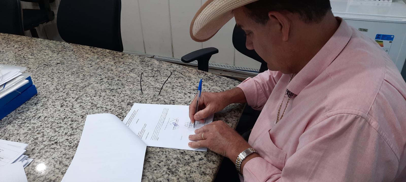 Prefeito assina contratos para aquisições de fitas e aparelhos de glicemia e de máquinas pesadas