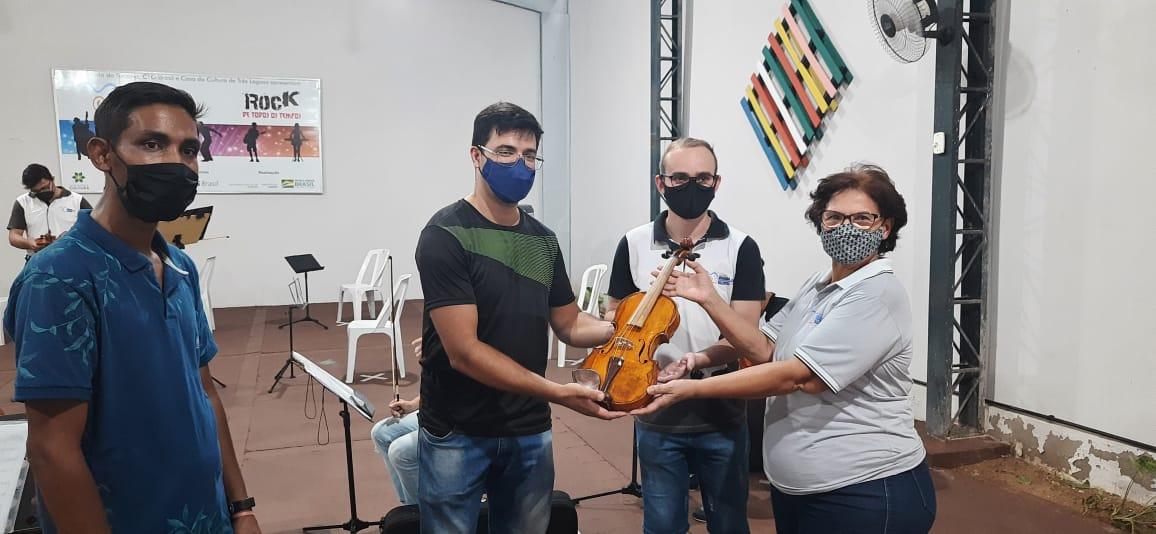 Violino confeccionado pelo Espaço Cultural Ateliê de Violino Ádila é entregue a presidente da Casa da Cultura Violino confeccionado pelo Espaço Cultural Ateliê de Violino Ádila é entregue a presidente da Casa da Cultura