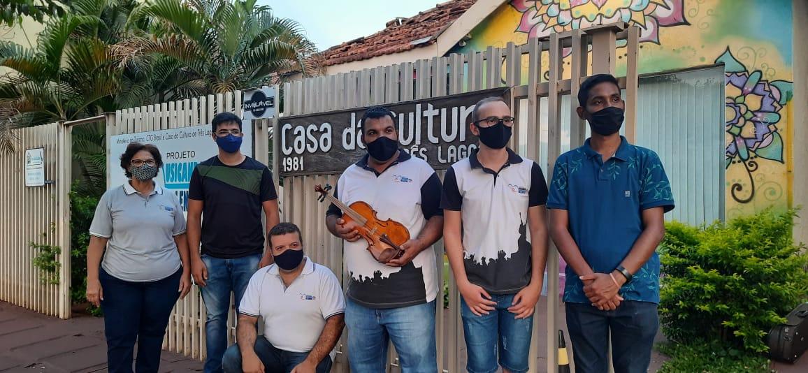 Violino confeccionado pelo Espaço Cultural Ateliê de Violino Ádila é entregue a presidente da Casa da Cultura Violino confeccionado pelo Espaço Cultural Ateliê de Violino Ádila é entregue a presidente da Casa da Cultura