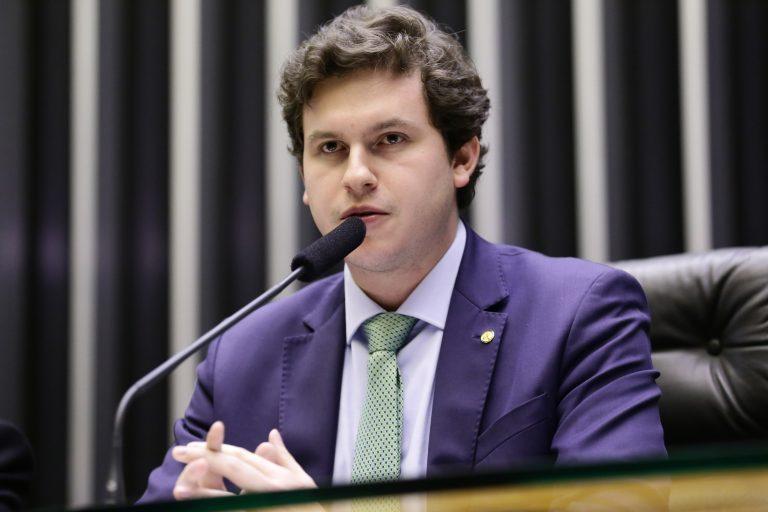 Senado avalia proposta que libera políticos condenados por contas irregulares para a eleição