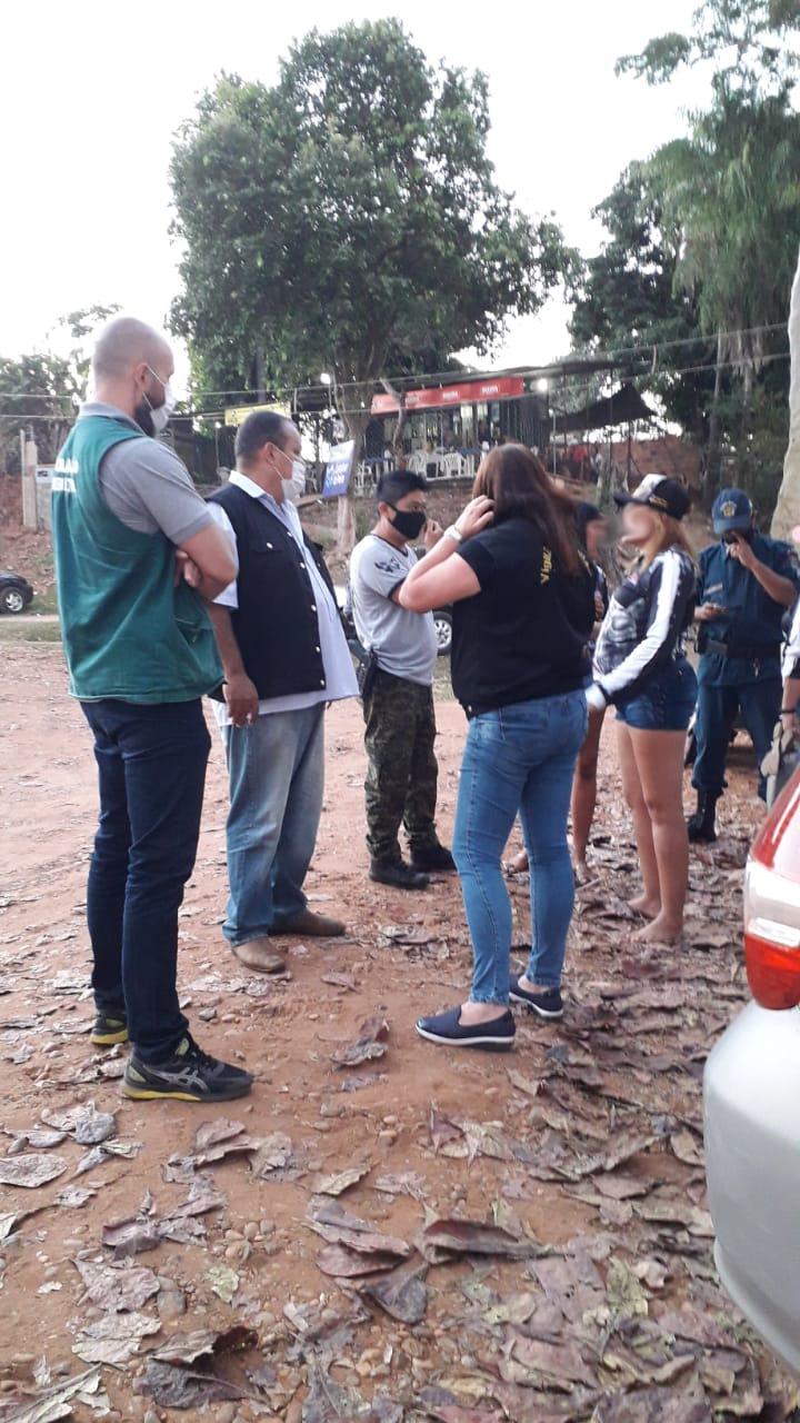 DE OLHO NO CORONAVÍRUS – Fiscalização notifica 06 estabelecimentos e aborda 42 pessoas, além de festas