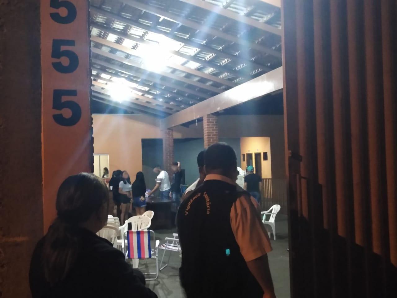 DE OLHO NO CORONAVÍRUS – Fiscalização notifica 06 estabelecimentos e aborda 42 pessoas, além de festas