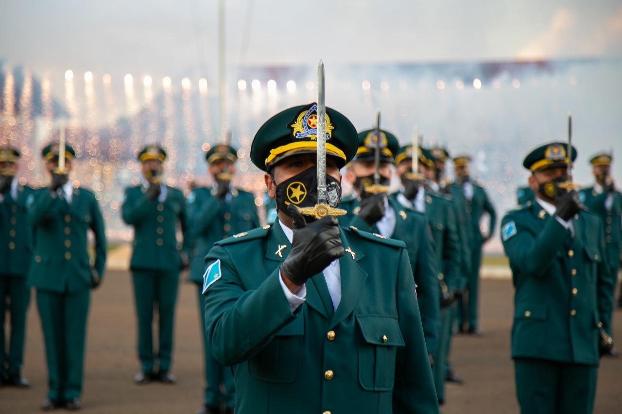 Alunos Oficiais agradecem apoio de Coronel David com entrega do Espadim Tiradentes Alunos Oficiais agradecem apoio de Coronel David com entrega do Espadim Tiradentes
