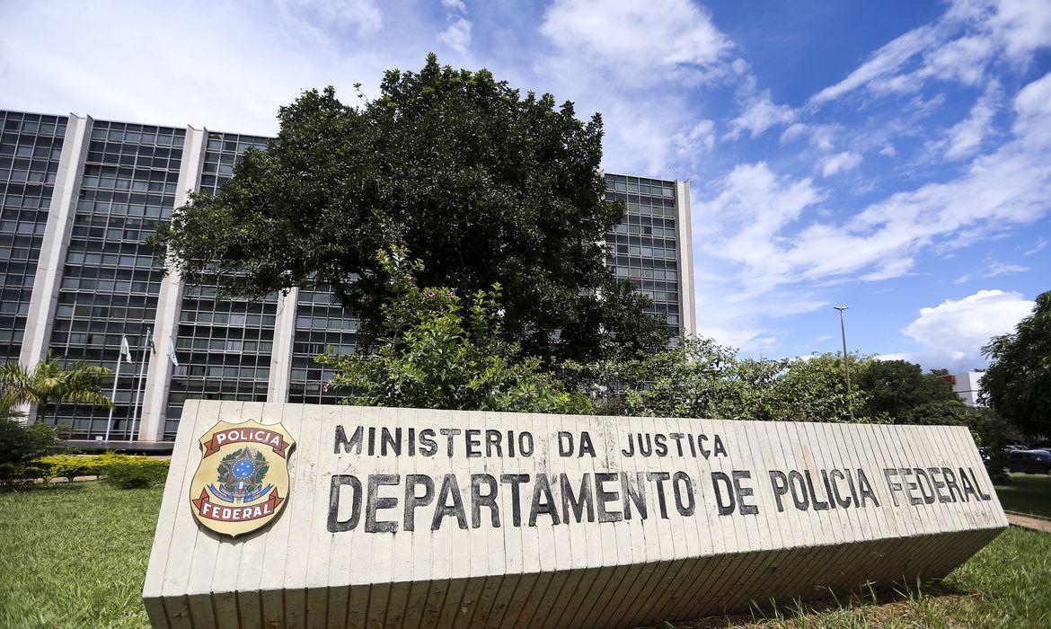 PF faz buscas em casa de jovem suspeito de defender ideais nazistas PF faz buscas em casa de jovem suspeito de defender ideais nazistas