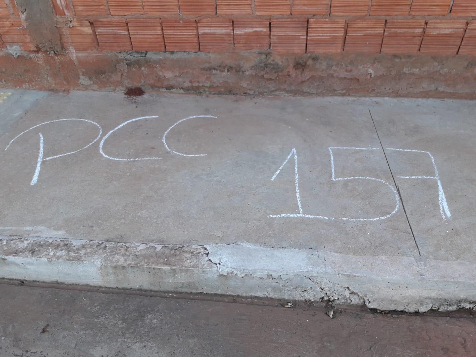 Jovem é encontrada amarrada ao pé da cama durante cárcere dentro de casa