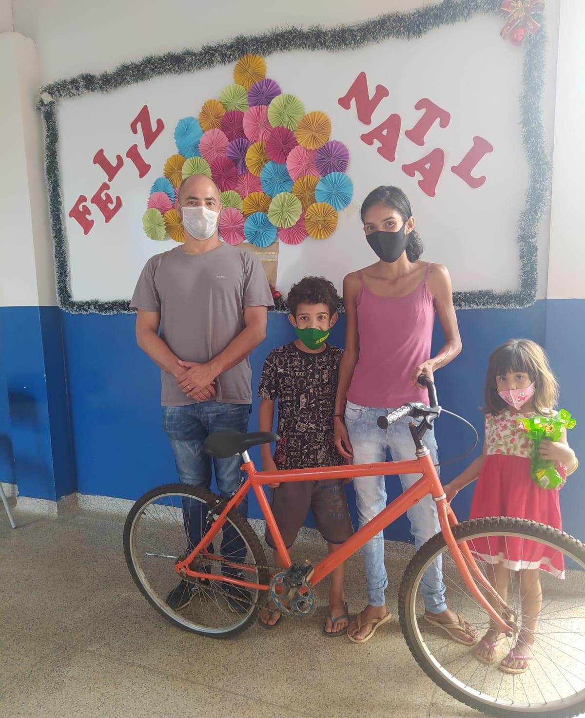 Alunos do E.M Parque São Carlos recebem 17 bicicletas reformadas na Penitenciária de Três Lagoas