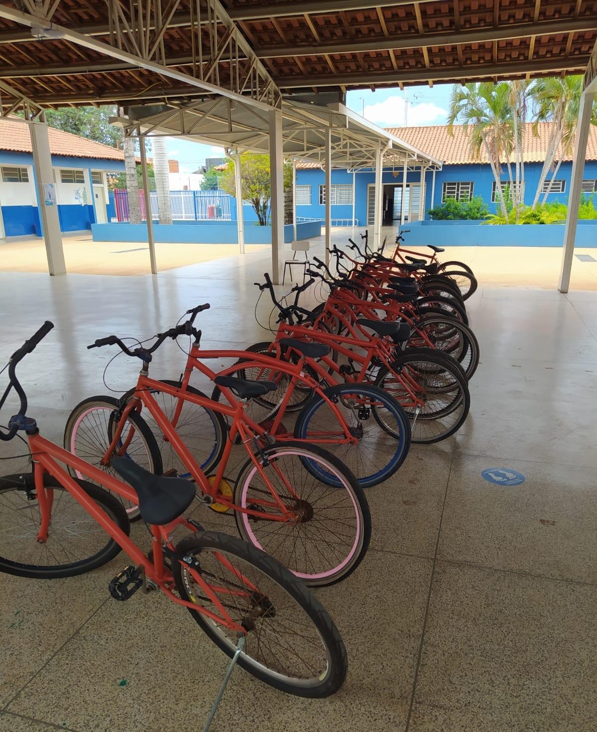 Alunos do E.M Parque São Carlos recebem 17 bicicletas reformadas na Penitenciária de Três Lagoas