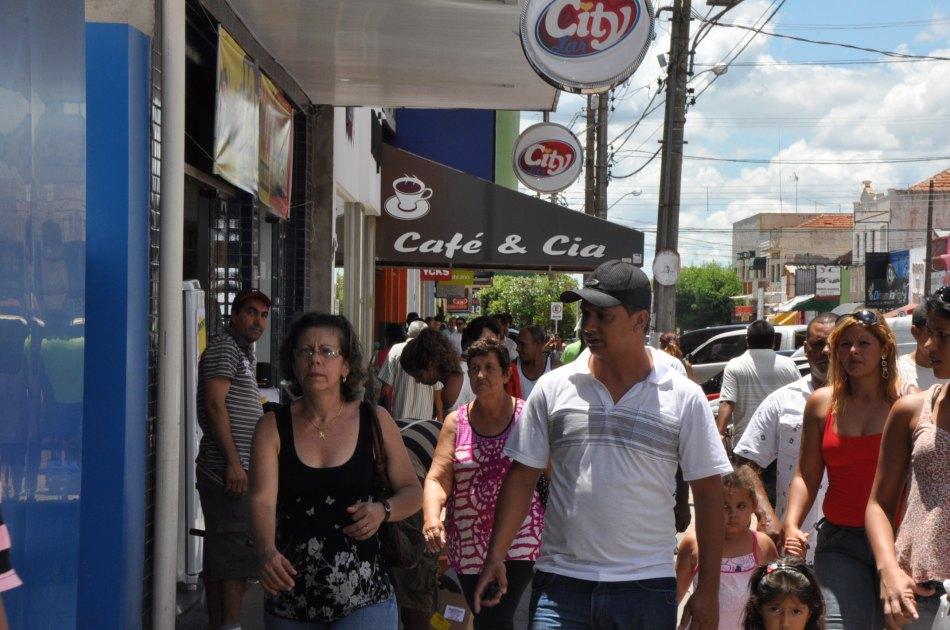 Iluminação natalina fomenta o comércio de Três Lagoas durante festas de final de ano