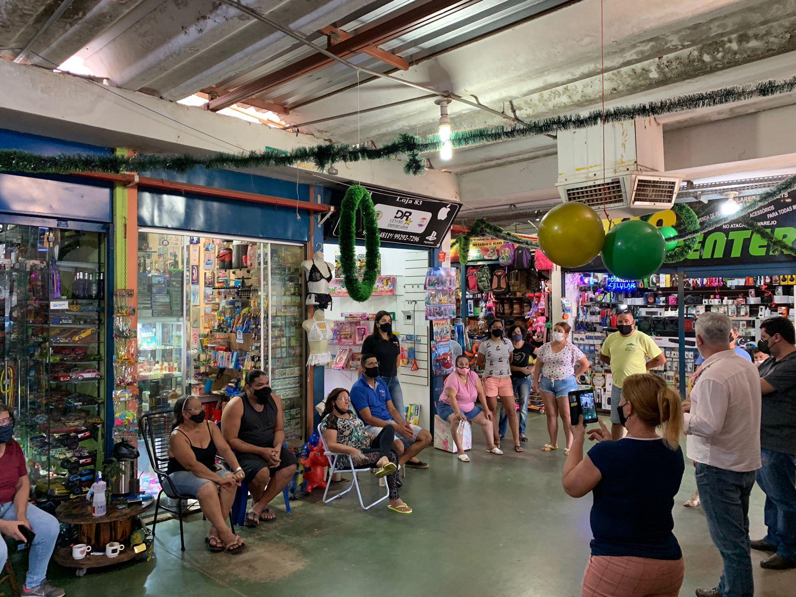 Lojistas do Shopping Popular recebem autorização especial para expor produtos em frente às lojas durante festas de final de ano Lojistas do Shopping Popular recebem autorização especial para expor produtos em frente às lojas durante festas de final de ano