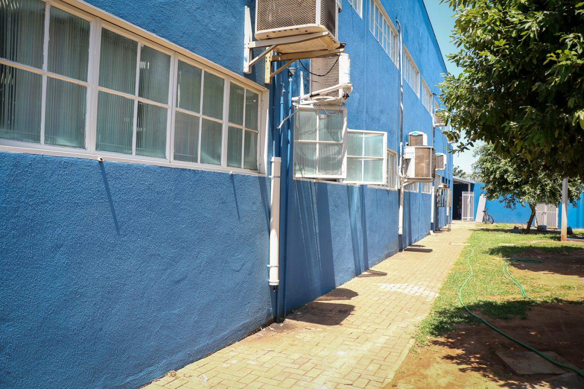 Escola de TL economiza 6 mil litros de água apenas coletando drenos do ar condicionado Escola de TL economiza 6 mil litros de água apenas coletando drenos do ar condicionado