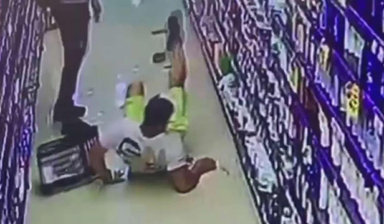 SP: Homem é flagrado simulando quedas em supermercados de Santos e São Vicente SP: Homem é flagrado simulando quedas em supermercados de Santos e São Vicente