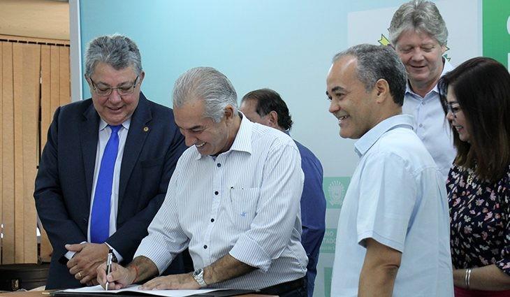 Pavimentação, recuperação de estradas, conclusão de fábrica, recapeamento, iluminação pública e construção de pontes estão entre as obras que serão.