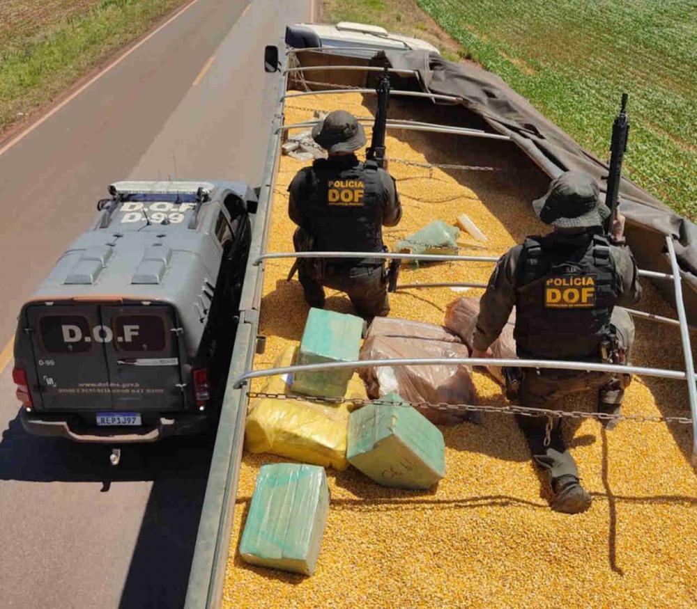 Motorista fica sem combustível com carreta lotada de milho e maconha e é preso na MS-386 Motorista fica sem combustível com carreta lotada de milho e maconha e é preso na MS-386