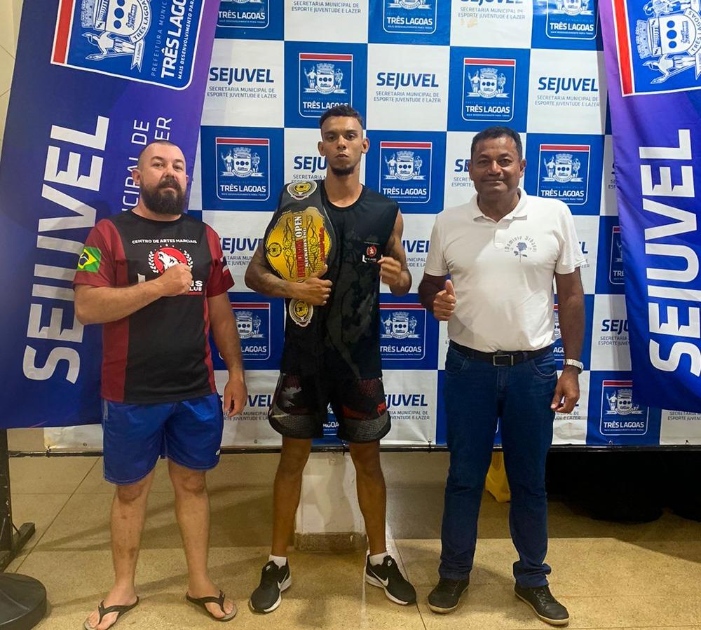 Três-lagoense conquista cinturão de ouro em Open de kickboxing em São Paulo Três-lagoense conquista cinturão de ouro em Open de kickboxing em São Paulo
