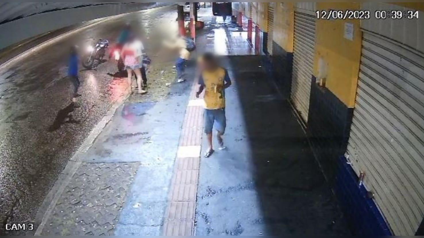 Ladrão tenta roubar moto de grupo em conveniência, mas é desarmado e baleado
