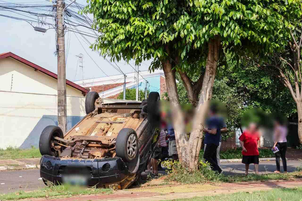 Motorista avança preferencial e provoca capotamento no Taveirópolis em Campo Grande Motorista avança preferencial e provoca capotamento no Taveirópolis em Campo Grande