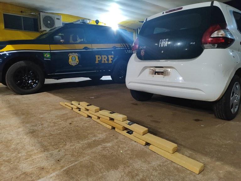 Motorista ignora ordem de parada na BR 262 e acaba preso com droga escondida em carro