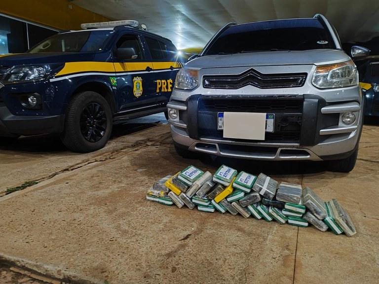 PRF apreende 37 Kg de cocaína escondidos em painel de carro na BR 262 em Água Clara PRF apreende 37 Kg de cocaína escondidos em painel de carro na BR 262 em Água Clara