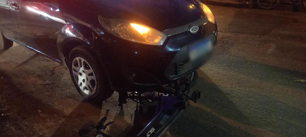 Bicicleta elétrica vai parar debaixo de carro e tio e sobrinho ficam feridos em acidente no São João