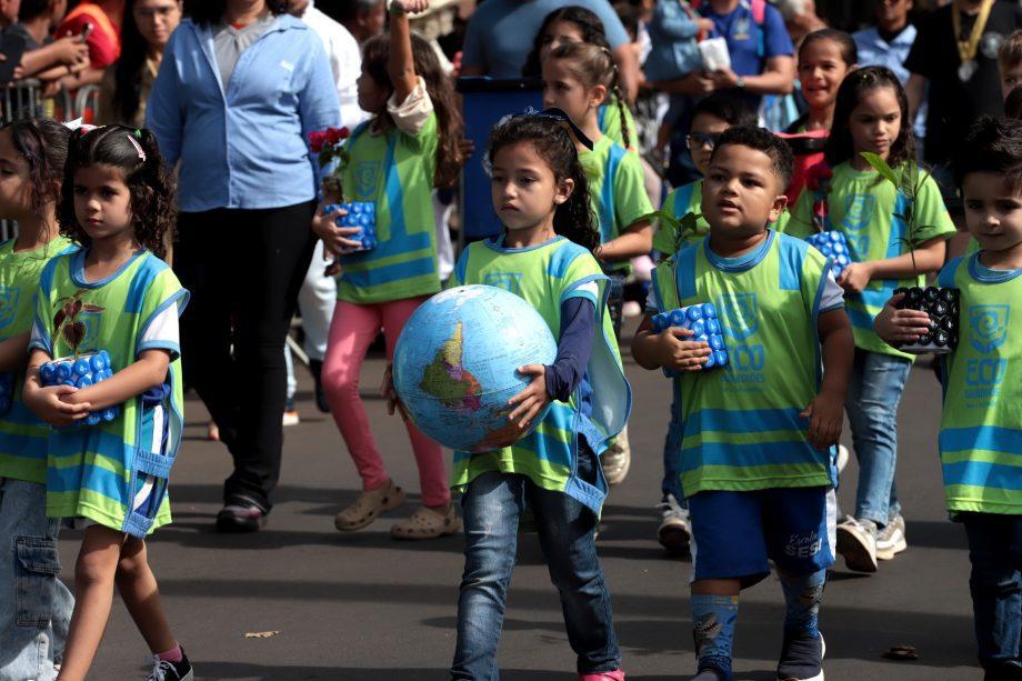 Desfile Cívico de 110 anos de TL é marcado por anúncios de investimentos e participação popular