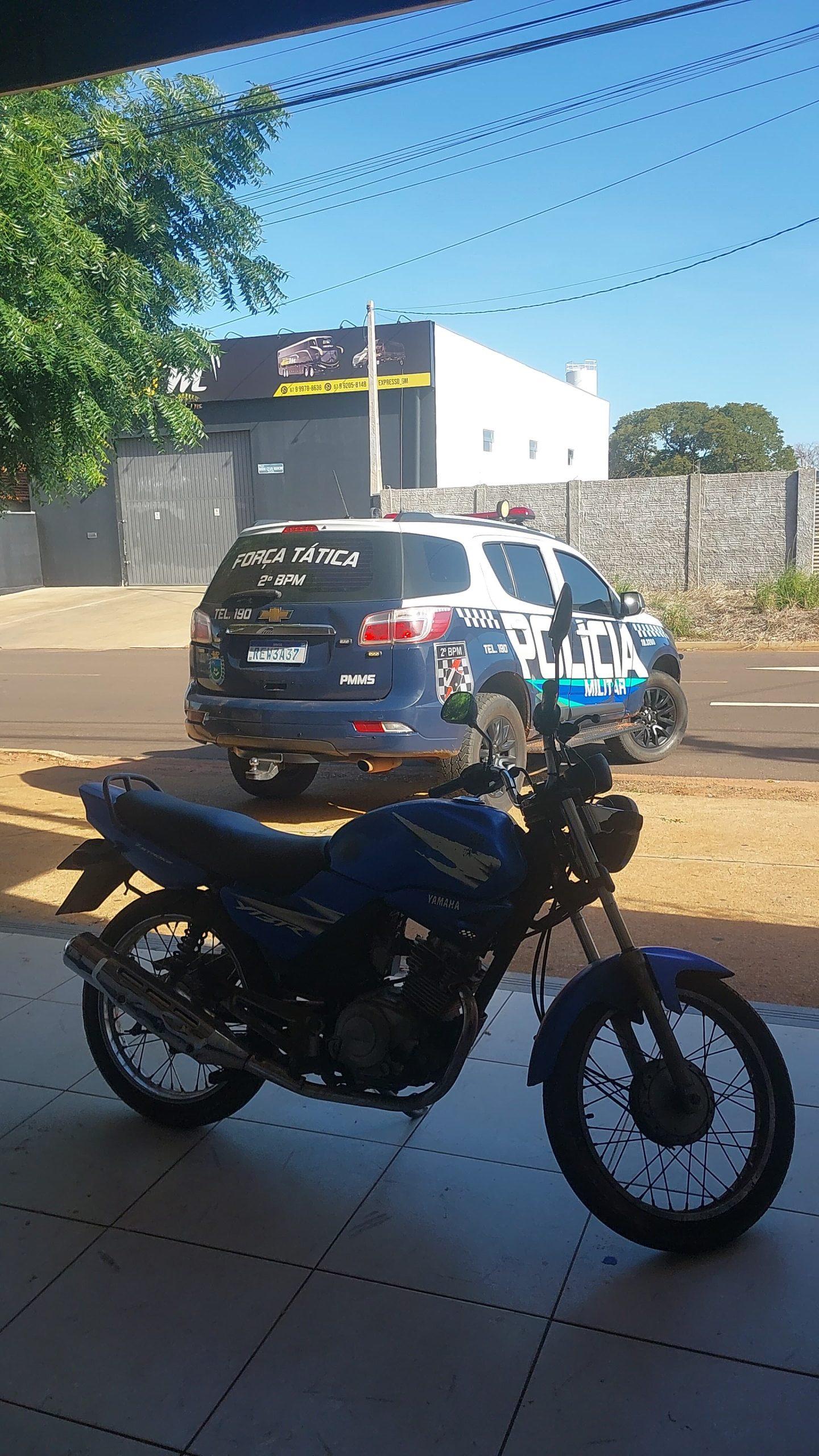 Foragido da justiça é preso com moto roubada no Jardim das Violetas