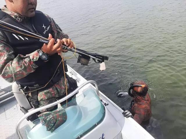 Homem é flagrado com arpão e roupa de mergulho pescando ilegalmente no Rio Paraná em Três Lagoas