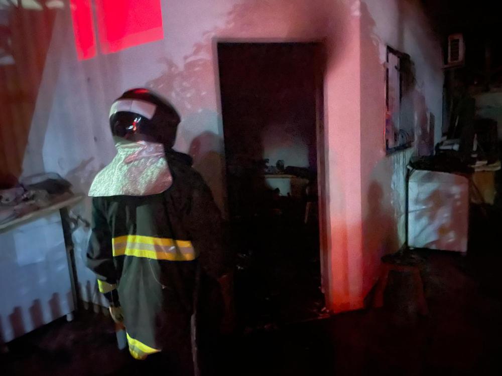 Incêndio destrói casa, mas vizinhos salvam pitbull das chamas em Três Lagoas