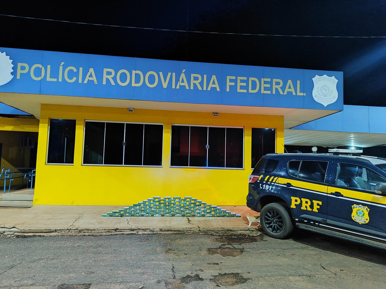 PRF apreende mais de 100 kg de cocaína escondidos em caminhão PRF apreende mais de 100 kg de cocaína escondidos em caminhão