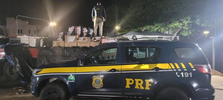PRF apreende mais de 100 mil maços de cigarros contrabandeados na BR 262 em Água Clara