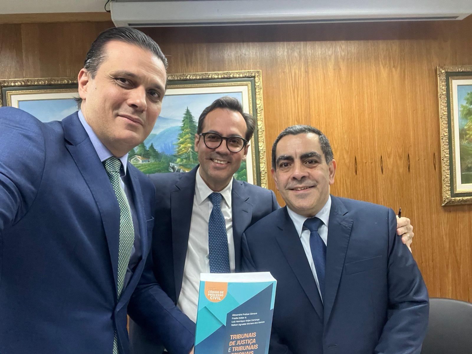 Procurador-Geral de Três Lagoas participa do lançamento de obra sobre os 10 anos do Código de Processo Civil Procurador-Geral de Três Lagoas participa do lançamento de obra sobre os 10 anos do Código de Processo Civil