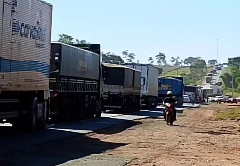 Professor morre em acidente entre motocicleta e caminhão