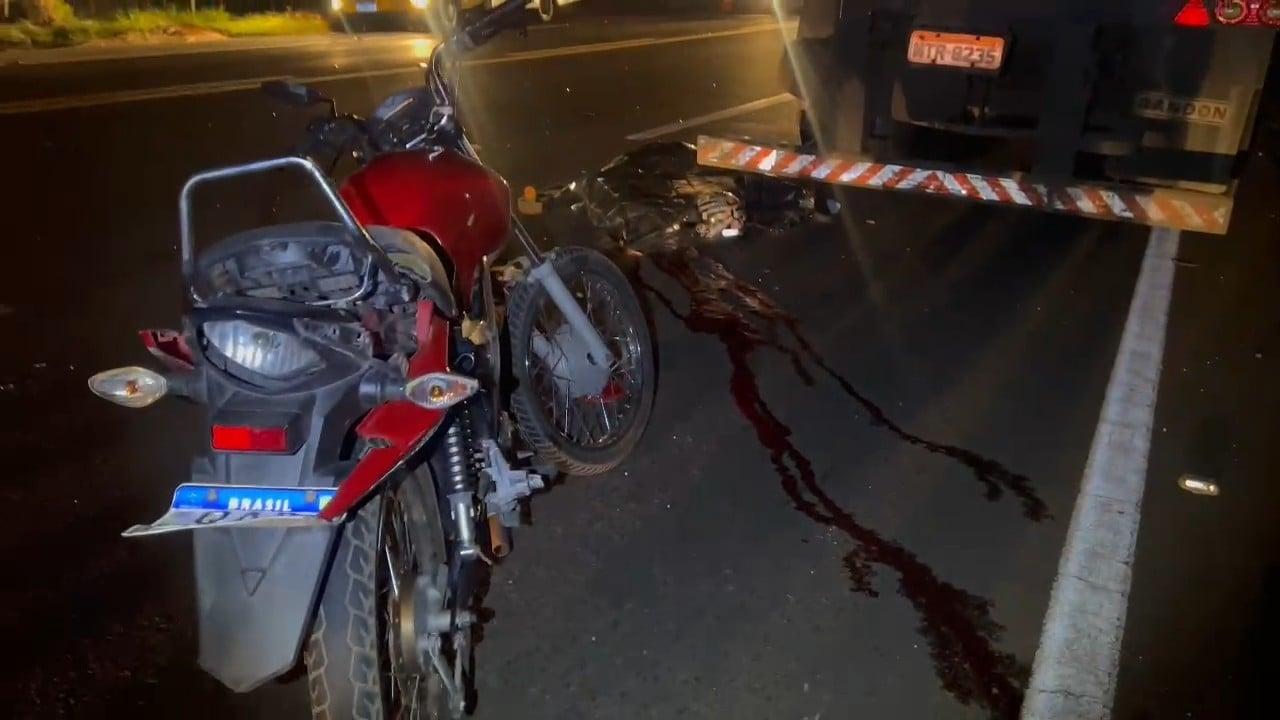 Motociclista morre ao bater contra carreta estacionada na BR-262 Motociclista morre ao bater contra carreta estacionada na BR-262