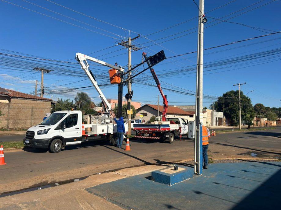 Trânsito instala semáforo em cruzamento movimentado no Alto da Boa Vista Trânsito instala semáforo em cruzamento movimentado no Alto da Boa Vista